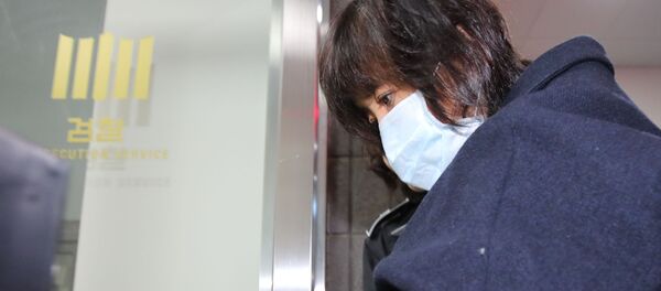 Güney Kore'de Devlet Başkanı Park Geun-hye ve arkadaşı Choi Soon-sil - Sputnik Türkiye