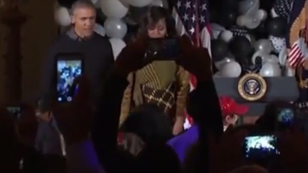 ABD Başkanı Barack Obama ve First Lady Michelle Obama, Beyaz Saray’da düzenlenen Cadılar Bayramı partisinde Michael Jackson’ın ‘Thriller’ şarkısının klibindeki zombiler gibi dans etti. - Sputnik Türkiye