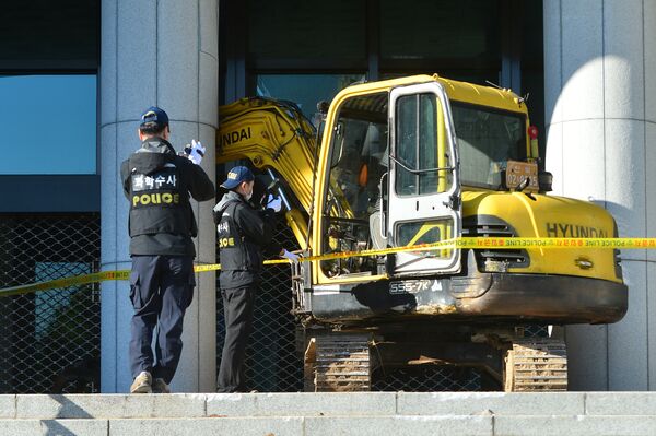 Kullandığı iş makinesiyle Choi'nin sorgulandığı savcılığa gelen saldırgan, gözaltına alındı. - Sputnik Türkiye