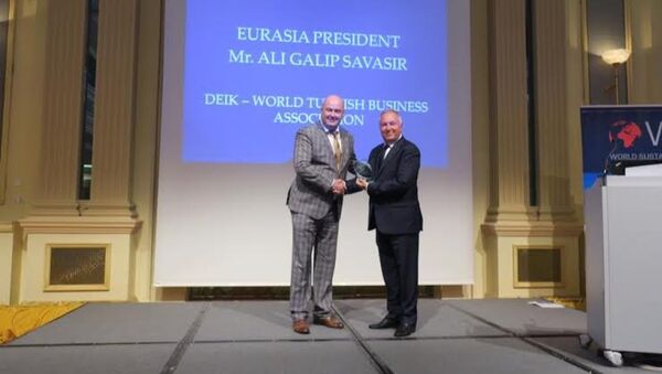 DTİK Avrasya Komite Başkanı Ali Galip Savaşır’a Dünya Sürdürülebilir Enerji Enstitüsü Liderlik Ödülü verildi. - Sputnik Türkiye
