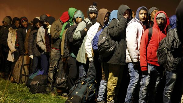 Fransa'daki Calais kampından tahliye edilen sığınmacılar - Sputnik Türkiye