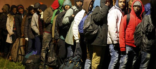 Fransa'daki Calais kampından tahliye edilen sığınmacılar - Sputnik Türkiye