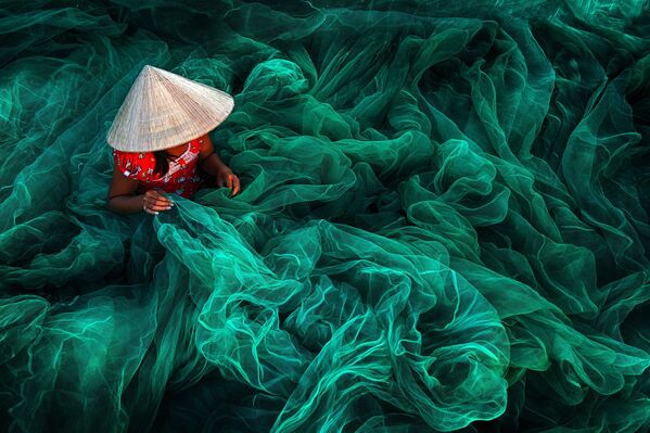 Vietnamlı fotoğrafçı Danny Yen Sin Wong’un çektiği ‘Phan Rang balık ağı yapılırken’ isimli fotoğraf. - Sputnik Türkiye