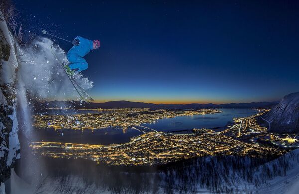 Norveçli fotoğrafçı Audun Rikardsen’in çektiği ‘Arktikte kent içinde kayak’ fotoğrafı. - Sputnik Türkiye