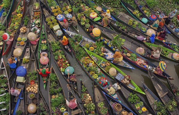 Endonezyalı fotoğrafçı Antonius Andre Yjiu’nun çektiği ‘Yüzen market’ fotoğrafı. - Sputnik Türkiye