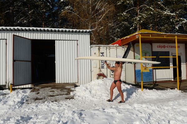 Aleksandr Orlov sörf tahtasını Novosibirsk hidroelektrik santrali barajının sahilinde bulunan Bumerang rüzgar sörfü istasyonuna götürüyor. - Sputnik Türkiye