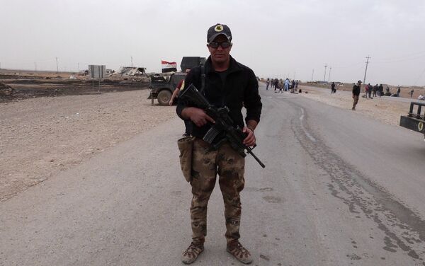 Irak ordusu komutanlarından Ebu Selman, Kahraman Irak askerleri Gorcelil mahallesine girdiler. Bu mahalleye girmek için günlerdir IŞİD ile çatışıyorduk dedi. - Sputnik Türkiye