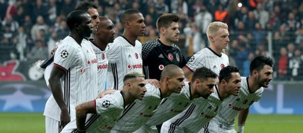 Beşiktaş Teknik Direktörü Şenol Güneş, İtalyan ekibi karşısında maça Fabri-Beck, Marcelo, Rhodolfo, Tosic-Hutchinson, Gökhan İnler-Quaresma, Tolgay, Adriano-Aboubakar'ı 11'ini sürdü. Bu kadro, UEFA Şampiyonlar Ligi'nde 11 yabancı ile sahada yer alan ilk Türk takımı olarak tarihe geçti.  Bu kadro, UEFA Şampiyonlar Ligi'nde 11 yabancı ile sahada yer alan ilk Türk takımı olarak tarihe geçti. - Sputnik Türkiye