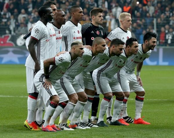 Beşiktaş Teknik Direktörü Şenol Güneş, İtalyan ekibi karşısında maça Fabri-Beck, Marcelo, Rhodolfo, Tosic-Hutchinson, Gökhan İnler-Quaresma, Tolgay, Adriano-Aboubakar'ı 11'ini sürdü. Bu kadro, UEFA Şampiyonlar Ligi'nde 11 yabancı ile sahada yer alan ilk Türk takımı olarak tarihe geçti.  Bu kadro, UEFA Şampiyonlar Ligi'nde 11 yabancı ile sahada yer alan ilk Türk takımı olarak tarihe geçti. - Sputnik Türkiye