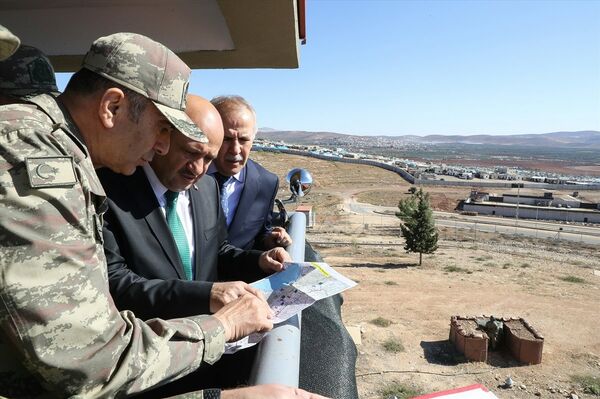 Türk Silahlı Kuvvetlerinin sınıra yaptığı sevkiyatın ardından Milli Savunma Bakanı Fikri Işık ve Kara Kuvvetleri Komutanı Orgeneral Salih Zeki Çolak, sınır birliklerinde incelemelerde bulundu. - Sputnik Türkiye