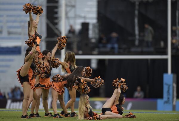 Ponpon kızlar Texas’ta düzenlen futbol maçı sırasında gösteri yapıyor. - Sputnik Türkiye