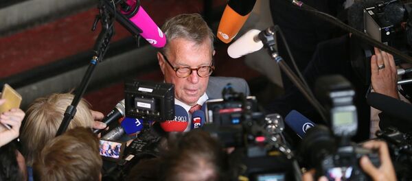 Alman komedyen Jan Böhmermann’ın Cumhurbaşkanı Erdoğan'a hakaret içeren şiiri bir daha okunmamasına yönelik ihtiyati tedbir alınmasına ilişkin davanın ilk duruşması Hamburg Eyalet Mahkemesi’nde yapıldı. Duruşmadan sonra Cumhurbaşkanı Recep Tayyip Erdoğan'ın avukatı Michael-Hubertus von Sprenger gazetecilere açıklamada bulundu. - Sputnik Türkiye