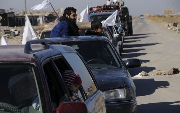 Ellerinde beyaz bayraklar taşıyan siviller araçlarıyla Erbil'e kaçtı. - Sputnik Türkiye