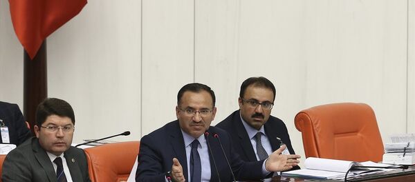 Adalet Bakanı Bekir Bozdağ (ortada), TBMM Genel Kurul çalışmalarına katıldı. - Sputnik Türkiye