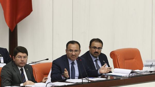 Adalet Bakanı Bekir Bozdağ (ortada), TBMM Genel Kurul çalışmalarına katıldı. - Sputnik Türkiye