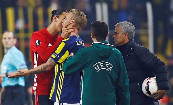 Manchester United'ın yıldızı Zlatan Ibrahimovic, Kjaer'in boğazını sıktı. - Sputnik Türkiye