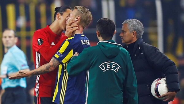 Manchester United'ın yıldızı Zlatan Ibrahimovic, Kjaer'in boğazını sıktı. - Sputnik Türkiye