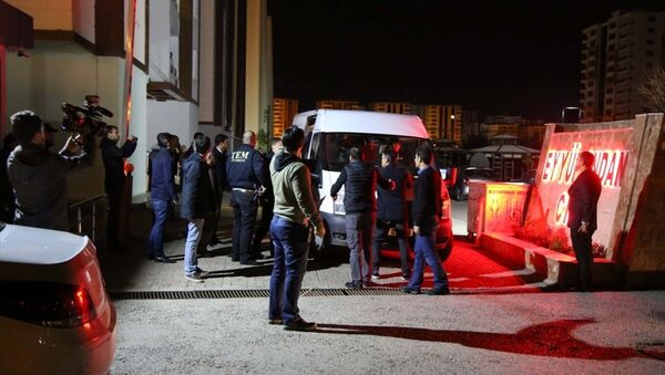 HDP Eş Genel Başkanı Selahattin Demirtaş, Diyarbakır'daki evinde gözaltına alındı. - Sputnik Türkiye