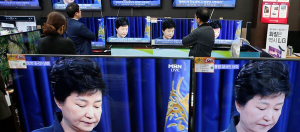Güney Kore Devlet Başkanı Park Geun-hye'nin konuşmasını izleyenler - Sputnik Türkiye