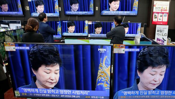 Güney Kore Devlet Başkanı Park Geun-hye'nin konuşmasını izleyenler - Sputnik Türkiye