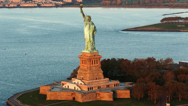 New-York’ta güneşin doğduğu anda Özgürlük heykeli. - Sputnik Türkiye