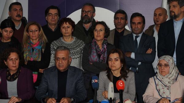 HDP Milletvekillerinin gözaltına alınmasına ilişkin HDP İstanbul İl Başkanlığı'nda basın açıklaması yapıldı. - Sputnik Türkiye