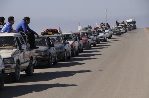 Musul'dan kaçan sivillerin araçları uzun konvoylar oluşturdu Musul'dan kaçan sivillerin araçları uzun konvoylar oluşturdu - Sputnik Türkiye