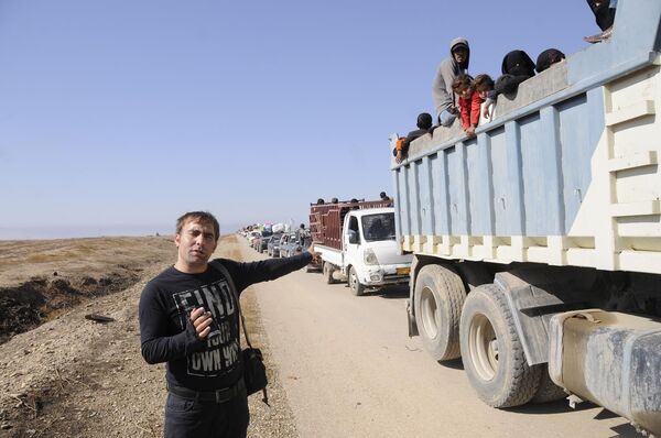 Araçları olmayan siviller tırlar ve kamyonların kasasında Musul'dan kaçmaya çalışıyor. Araçları olmayan siviller tırlar ve kamyonların kasasında Musul'dan kaçmaya çalışıyor. - Sputnik Türkiye