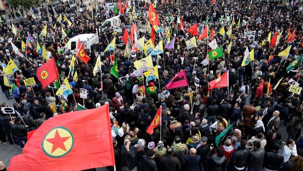 Paris'te 20 bin kişi HDP operasyonu ve tutuklamaları protesto etti - Sputnik Türkiye