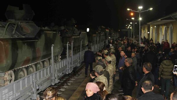 Silopi'ye hareket eden zırhlı araçları ve askerleri taşıyan tren tekbirler eşliğinde uğurlandı - Sputnik Türkiye