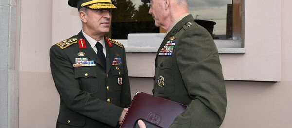 ABD Genelkurmay Başkanı Orgeneral Joseph Dunford (solda), resmi ziyarette bulunmak üzere Ankara'ya geldi. Konuk komutan, Genelkurmay Başkanı Orgeneral Hulusi Akar ile Genelkurmay Başkanlığı Karargahında görüştü. - Sputnik Türkiye