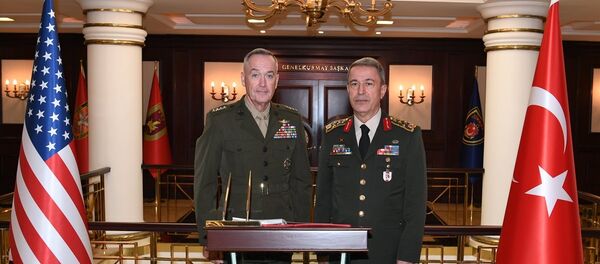 ABD Genelkurmay Başkanı Orgeneral Joseph Dunford (solda), resmi ziyarette bulunmak üzere Ankara'ya geldi. Konuk komutan, Genelkurmay Başkanı Orgeneral Hulusi Akar ile Genelkurmay Başkanlığı Karargahında görüştü. - Sputnik Türkiye