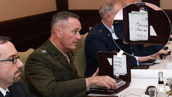 ABD Genelkurmay Başkanı Orgeneral Joseph Dunford'un dosyasında ‘merhaba’ kelimesini söylemek için yaptığı çalışma dikkat çekti. - Sputnik Türkiye