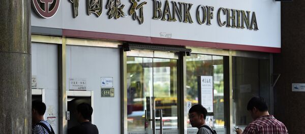 People wait outside a Bank of China branch in Beijing - Sputnik Türkiye