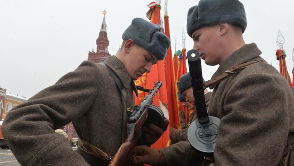 Kızıl Ordu üniformaları giyen askerler, 1941'de düzenlenen askeri geçidin 75. yıldönümü nedeniyle gerçekleştirilecek törene hazırlanıyor. - Sputnik Türkiye