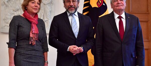 Almanya Cumhurbaşkanı Joachim Gauck, eski Cumhuriyet Gazetesi Genel Yayın Yönetmeni Can Dündar'ı Bellevue Sarayı'nda kabul etti. - Sputnik Türkiye