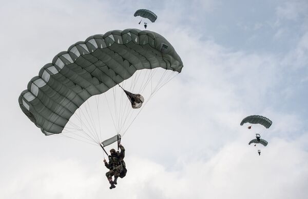 Tatbikata katılan paraşütçüler eğitim kapsamında iniş gerçekleştiriyor. - Sputnik Türkiye