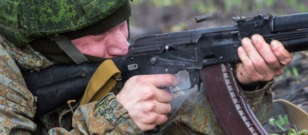 Tatbikata katılan Rus paraşütçü asker - Sputnik Türkiye