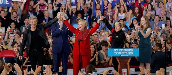 Jon Bon Jovi ve Lady Gaga, Clinton'ı Kuzey Carolina'daki mitingde yalnız bırakmadı. - Sputnik Türkiye