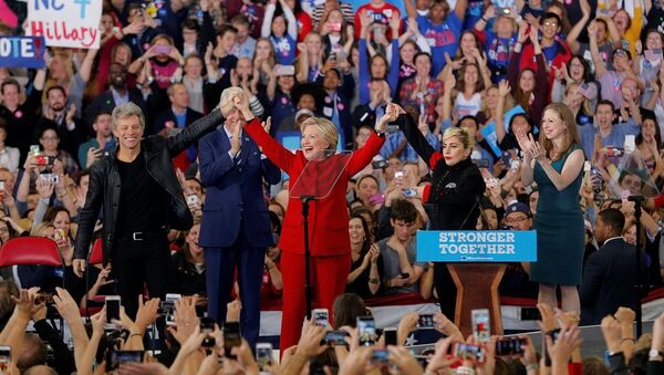 Jon Bon Jovi ve Lady Gaga, Clinton'ı Kuzey Carolina'daki mitingde yalnız bırakmadı. - Sputnik Türkiye