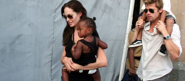 Brad Pitt ve Angelina Jolie, çocuklarıyla birlikte - Sputnik Türkiye