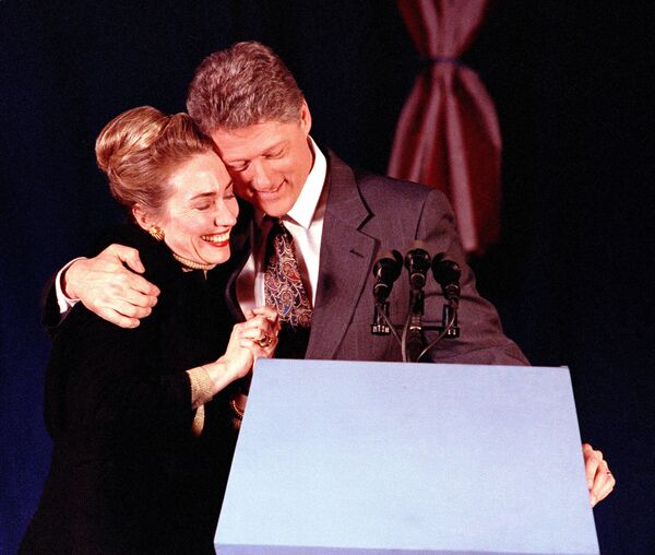 Dönemin başkan adayı Bill Clinton eşi Hillary clinton ile beraber, 1992. - Sputnik Türkiye