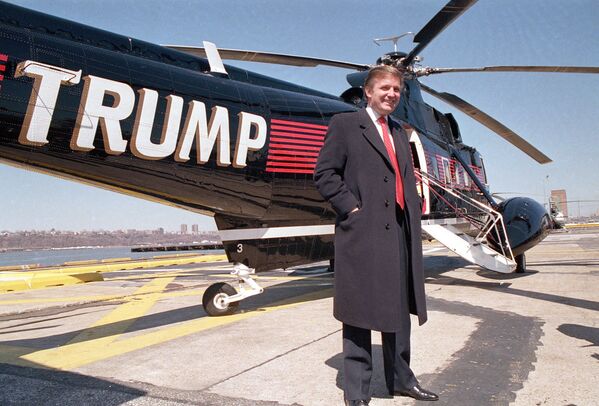 Trump kendine ait helikopterin yanında, 1988. - Sputnik Türkiye