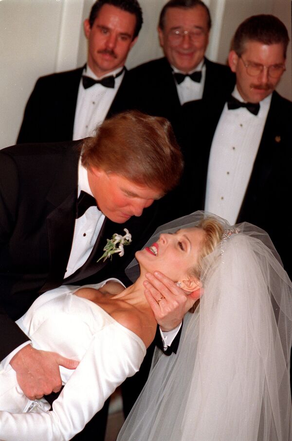 Trump, New York’taki düğün töreninde eşini öperken, 1992. - Sputnik Türkiye
