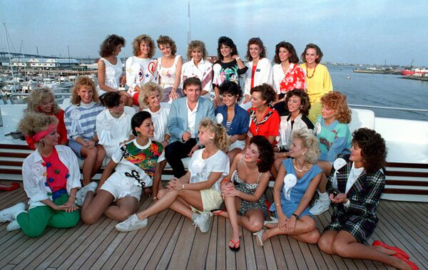 Trump, Atlantic City’de kendine ait yatta güzellik yarışmasına katılan kızlarla beraber, 1988. - Sputnik Türkiye