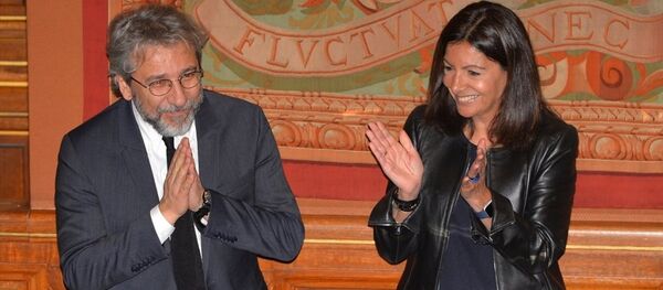Eski Cumhuriyet gazetesi Genel Yayın Yönetmeni Can Dündar, Paris Belediye Başkanı Anne Hidalgo tarafından belediye binasında düzenlenen törenle fahri hemşehrilik nişanı aldı. - Sputnik Türkiye