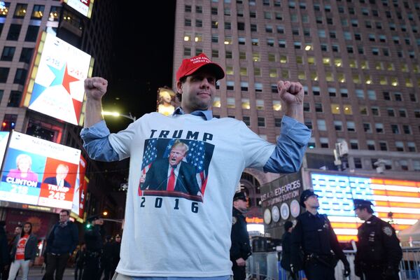 New York'taki Times Meydanı'nda toplanan Trump destekçileri seçim sonuçlarının yansıtıldığı ekrana bakıyor. - Sputnik Türkiye