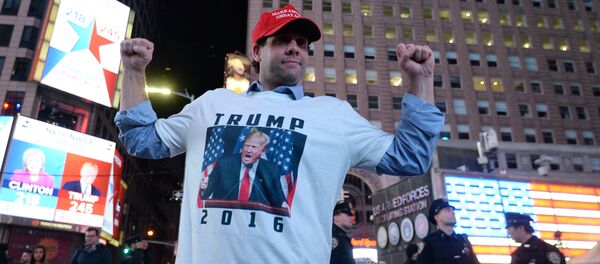 New York'taki Times Meydanı'nda toplanan Trump destekçileri seçim sonuçlarının yansıtıldığı ekrana bakıyor. - Sputnik Türkiye