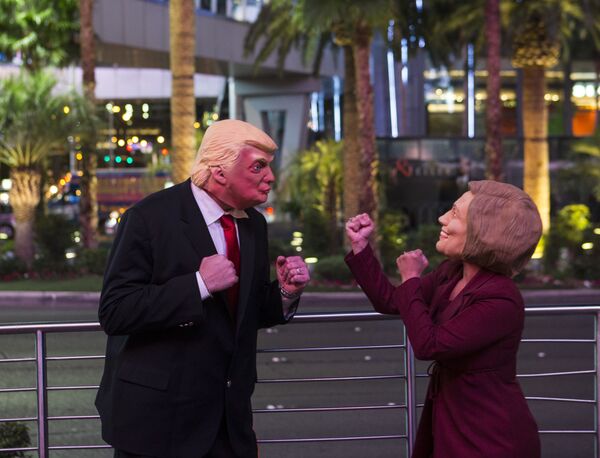 Trump ve Demokrat rakibi Clinton'ın maskelerini giymiş aktörler Las Vegas'ta insanları eğlendiriyor. - Sputnik Türkiye