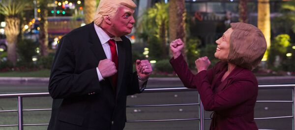 Trump ve Demokrat rakibi Clinton'ın maskelerini giymiş aktörler Las Vegas'ta insanları eğlendiriyor. - Sputnik Türkiye